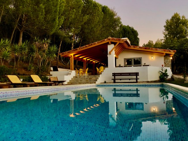 the Quinta Camerena, the house and pool of one of the best wellness retreats in Portugal